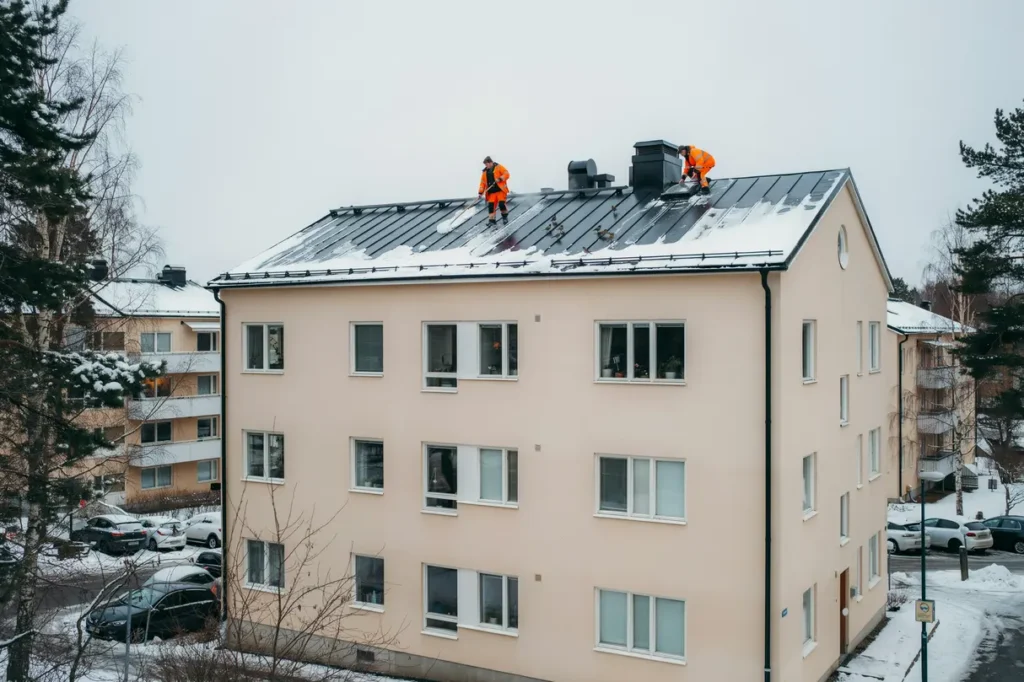 sn skottning och sn r jning av tak p flerfamiljshus i jakobsberg j rf lla
